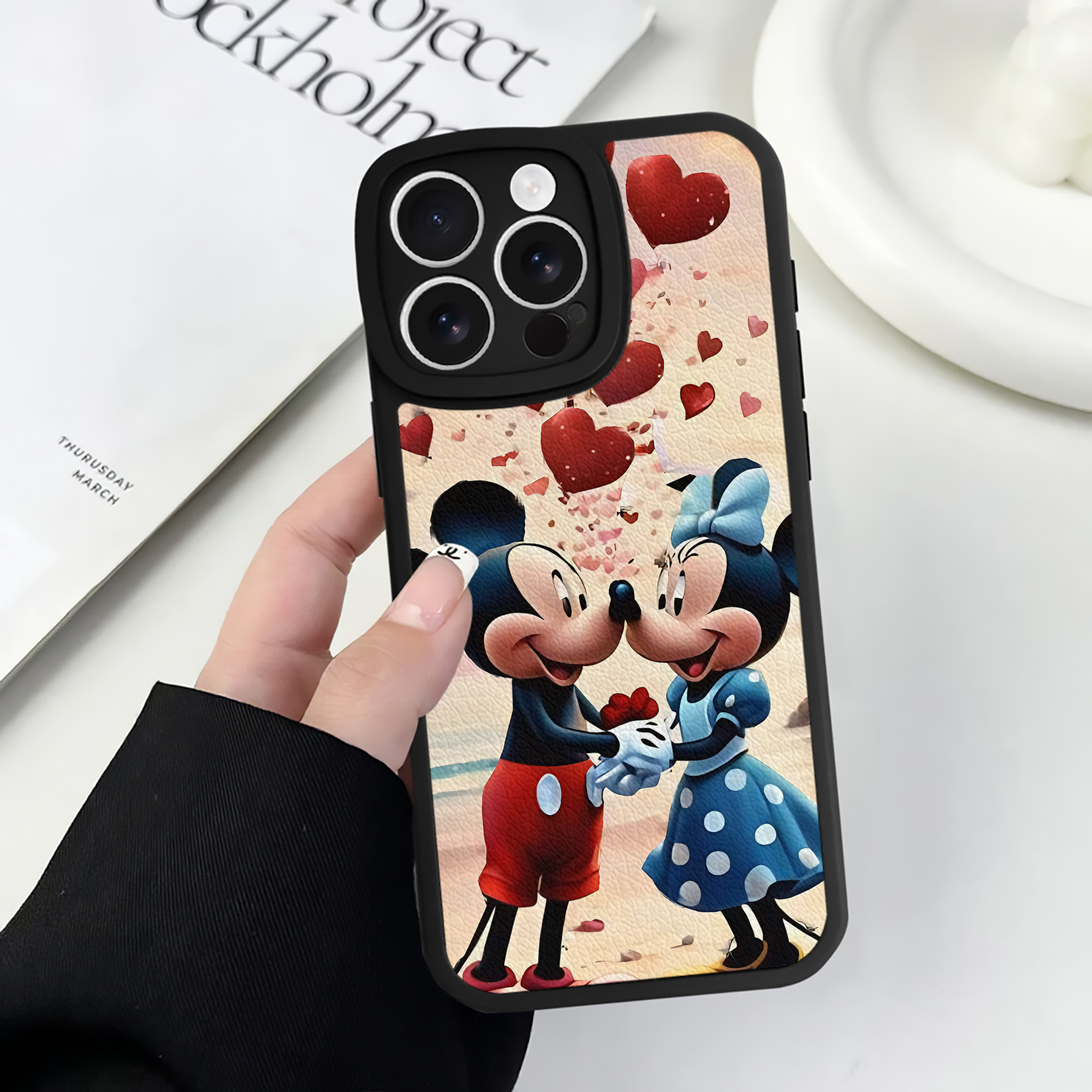（画像用） ミッキーマウス Mickey Mouse 【iPhone 16シリーズ対応】シリコンスマホケース（レザー調） 材質：シリコン